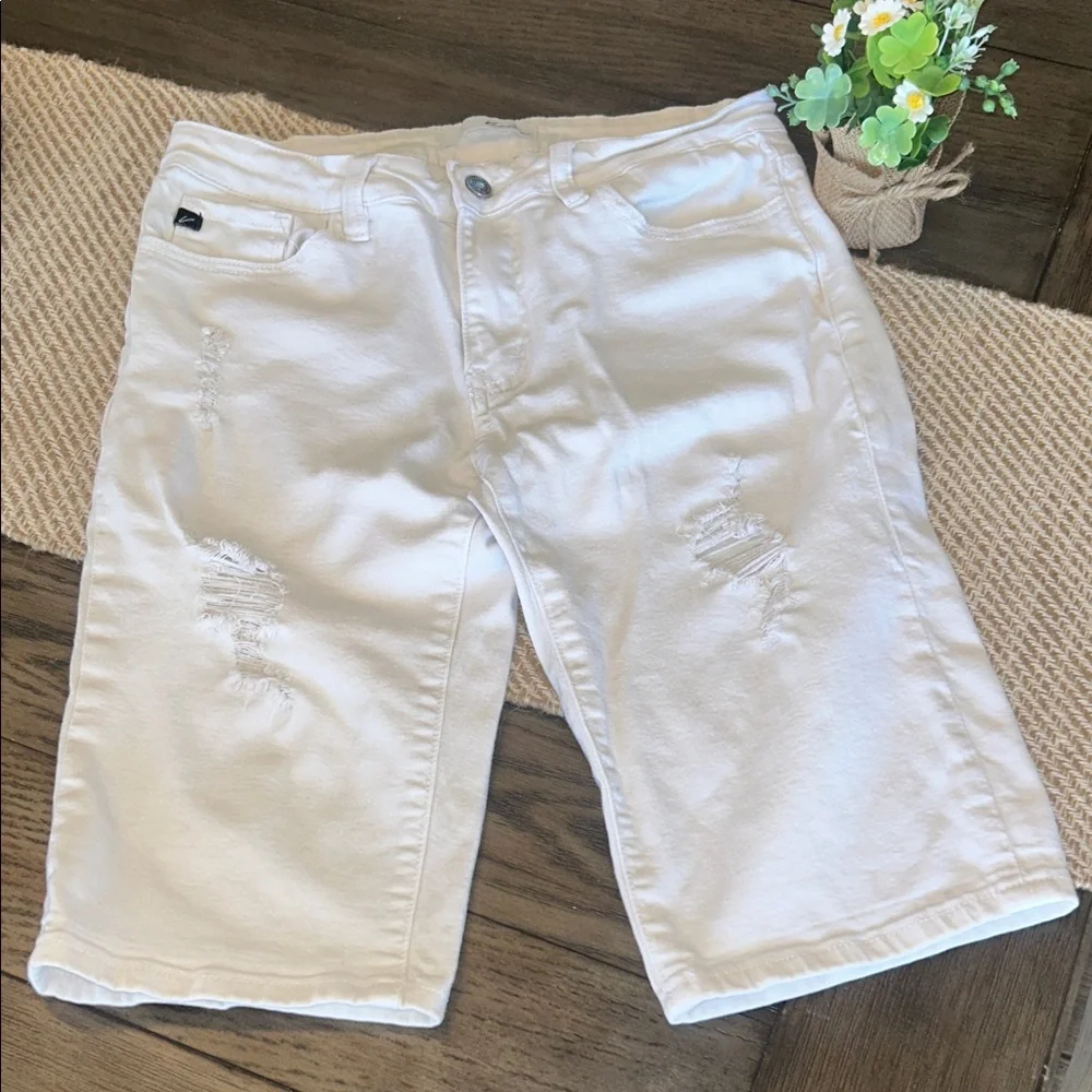 KanCan Distressed White BERMUDA SHORTS Size 9/28